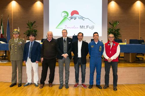 Masao Shimizu [Rappresentante Prefettura di Shizuoka (Giappone)], Enzo Cainero (Manager), Sergio Bolzonello (Vicepresidente Regione FVG e assessore Attività produttive), Davide Cassani (Commissario tecnico Nazionale Ciclismo) e Jan Slangen (Comandante PAN - Pattuglia Acrobatica Nazionale "Frecce Tricolori") all'incontro di gemellaggio tra il Monte Fuji [Prefettura di Shizuoka (Giappone)] e lo Zoncolan (Friuli Venezia Giulia) - Udine 30/01/2015