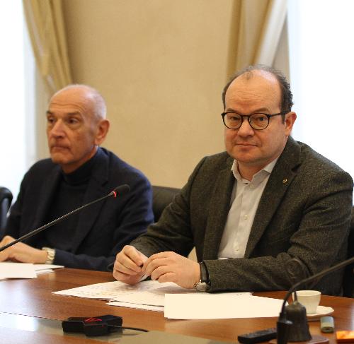 Alla destra il vicepresidente della Regione Mario Anzil durante la riunione di Giunta