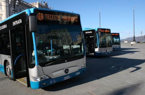 Bus della Trieste Trasporti S.p.A. in piazza Unità d'Italia a Trieste (Foto tratta da triestetrasporti.it)