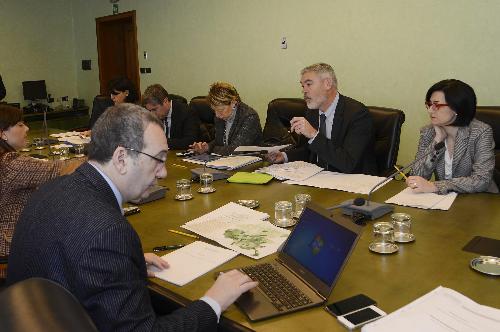 Riunione straordinaria della Giunta regionale del FVG con la presidente Debora Serracchiani, Sergio Bolzonello (Vicepresidente Regione FVG e assessore Attività produttive, Commercio, Cooperazione, Risorse agricole e forestali) e gli assessori regionali Mariagrazia Santoro (Infrastrutture, Mobilità, Pianificazione territoriale, Lavori pubblici, Università), Francesco Peroni (Finanze, Patrimonio, Coordinamento e Programmazione Politiche economiche e comunitarie), Maria Sandra Telesca (Salute, Integrazione socio-sanitaria, Politiche sociali e Famiglia), Paolo Panontin (Funzione pubblica, Autonomie locali, Coordinamento Riforme, Caccia e Risorse ittiche, Protezione civile) e Sara Vito (Ambiente ed Energia) - Trieste 04/02/2015