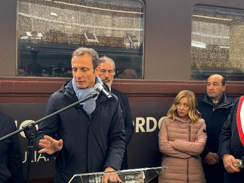 Il governatore Massimiliano Fedriga nel corso del suo intervento. Alle sue spalle il presidente del Consiglio Giorgia Meloni