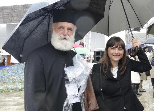 Raško Radović (Proto presbitero-stavroforo Comunità Serbo Ortodossa Trieste) e Debora Serracchiani (Presidente Regione Friuli Venezia Giulia) in una foto d'archivio