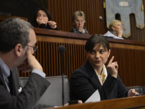 Sergio Bolzonello (Vicepresidente Regione FVG e assessore Attività produttive, Commercio, Cooperazione, Risorse agricole e forestali) e Debora Serracchiani (Presidente Regione Friuli Venezia Giulia) durante i lavori consiliari di approvazione della legge regionale "Rilancimpresa" (Piano di sviluppo del settore industriale del FVG) - Trieste 05/02/2015