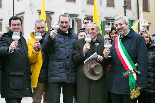 Franco Iacop (Presidente Consiglio regionale), Dario Ermacora (Presidente Federazione regionale Coldiretti Friuli Venezia Giulia), Sergio Bolzonello (Vicepresidente Regione FVG e assessore Attività produttive, Commercio, Cooperazione, Risorse agricole e forestali), Piero Villotta (Giornalista) e Furio Honsell (Sindaco Udine) brindano con il latte alla manifestazione di Coldiretti FVG per salvare le oltre 1.000 stalle attive della regione - Udine 06/02/2015