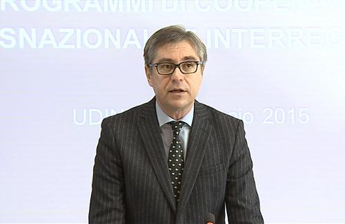 Francesco Peroni (Assessore regionale Finanze, Patrimonio, Coordinamento e Programmazione Politiche economiche e comunitarie) al convegno "I Programmi di Cooperazione transnazionale e interregionale" della Programmazione europea 2014-2020, nell'Auditorium della Regione FVG - Udine 10/02/2015