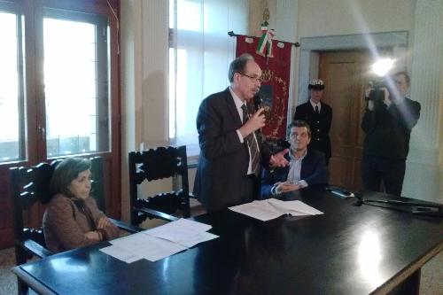 Provvidenza Delfina Raimondo (Prefetto Udine), Gianni Torrenti (Assessore regionale Solidarietà) e Francesco Martines (Sindaco Palmanova) all'incontro con i sindaci della Bassa Friulana sulla gestione dei migranti, nel salone d'onore del Municipio - Palmanova 10/02/2015