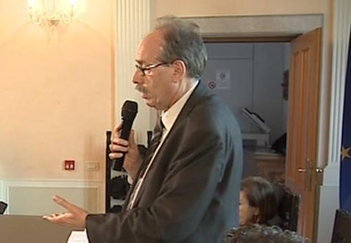 Gianni Torrenti (Assessore regionale Solidarietà) all'incontro con la Prefettura di Udine e i sindaci della Bassa Friulana sulla gestione dei migranti, nel salone d'onore del Municipio - Palmanova 10/02/2015