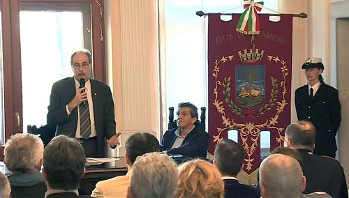 Gianni Torrenti (Assessore regionale Solidarietà) e Francesco Martines (Sindaco Palmanova) all'incontro con la Prefettura di Udine e i sindaci della Bassa Friulana sulla gestione dei migranti, nel salone d'onore del Municipio - Palmanova 10/02/2015