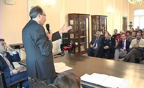 Gianni Torrenti (Assessore regionale Solidarietà) e Francesco Martines (Sindaco Palmanova) all'incontro con la Prefettura di Udine e i sindaci della Bassa Friulana sulla gestione dei migranti, nel salone d'onore del Municipio - Palmanova 10/02/2015