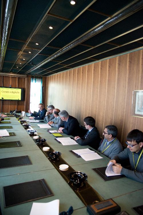 Maurizio Fermeglia e Alberto Felice De Toni (Rettori Università Trieste e Udine), Guido Martinelli [Direttore Scuola Internazionale Superiore di Studi Avanzati (SISSA) Trieste], Paolo Panontin (Assessore regionale Funzione pubblica e Coordinamento Riforme) e Simone Puksic (Presidente Insiel S.p.A.) alla firma della Convenzione Quadro tra Regione Friuli Venezia Giulia, Università, SISSA e Insiel S.p.A. - Trieste 17/02/2015