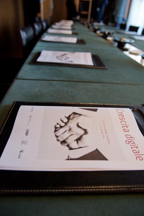 Tavolo della firma della Convenzione Quadro tra Regione Friuli Venezia Giulia, Università, SISSA e Insiel S.p.A., nella sede di Insiel - Trieste 17/02/2015