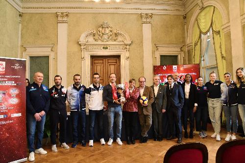 Foto di gruppo con il trofeo che verrà assegnato domenica 