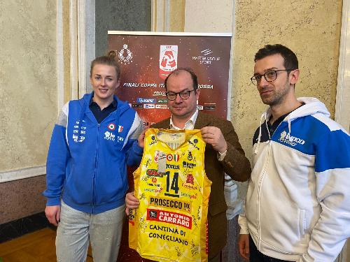 Il vicegovernatore della Regione Mario Anzil con allenatore e capitano dell'Imoco volley Conegliano