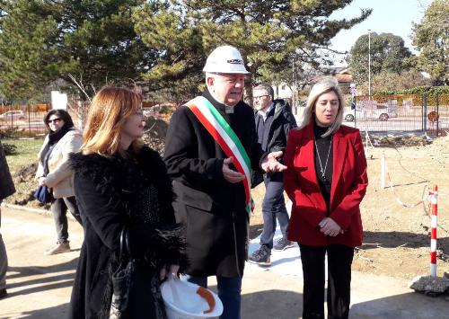 L'assessore regionale Cristina Amirante insieme al sindaco di Staranzano Riccardo Marchesan.