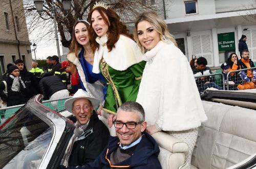 L'assessore alle Autonomie locali Pierpaolo Roberti alla partenza della sfilata del Carnevale di Muggia.