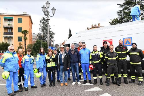 L'assessore Roberti insieme a un gruppo di operatori impegnati a garantire la sicurezza durante la settantesima edizione della sfilata del Carnevale muggesano.