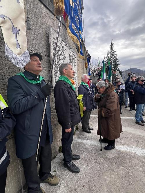 La medaglia d'oro al valor militare Paola Del Din depone la corona di alloro ai Caduti