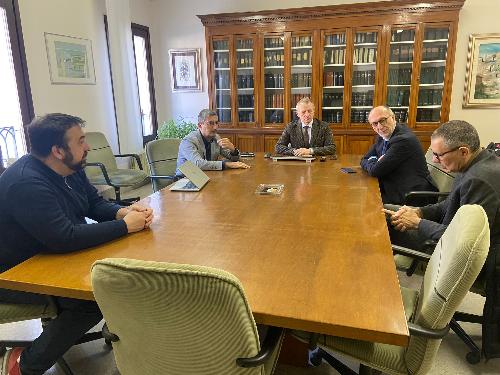 Un momento dell'incontro svoltosi a Maniago per analizzare alcune tematiche riguardanti la sanità locale, alla presenza dell'assesore regionale Riccardo Riccardi