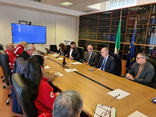 L'assessore Riccardo Riccardi, a destra al centro del tavolo, durante l'incontro con le associazioni di volontari convocato in Prefettura a Pordenone.