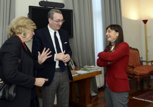 Antonella Parigi (Assessore Cultura e Turismo Regione Piemonte), Sergio Bolzonello (Vicepresidente Regione Friuli Venezia Giulia e assessore Risorse agricole e forestali) e Debora Serracchiani (Presidente Regione Friuli Venezia Giulia) in occasione della sigla del Protocollo d'intesa per la promozione turistico-agricola e culturale tra Piemonte e FVG - Trieste 27/02/2015