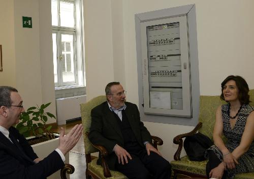 Sergio Bolzonello (Vicepresidente Regione FVG e assessore Attività produttive, Commercio, Cooperazione, Risorse agricole e forestali), Alido Gerussi (Presidente Scuola Mosaicisti Friuli Spilimbergo) e Stefania Stafutti (Direttore Istituto Italiano di Cultura a Pechino) - Trieste 27/02/2015