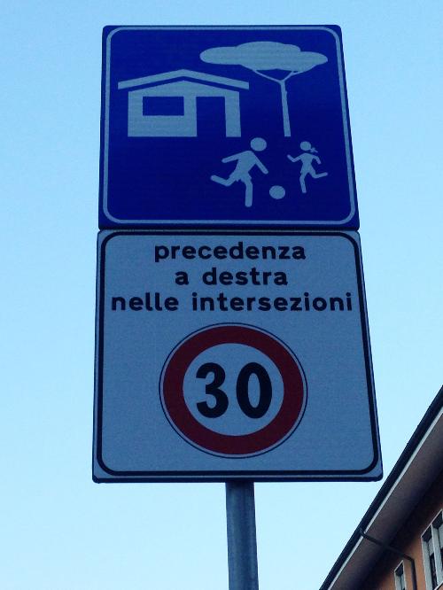 "Zona 30" in centro urbano, con limite di velocità di 30 chilometri orari invece dei consueti 50 previsti dal codice stradale - 27/02/2015