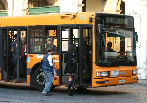 Autobus alla fermata (Foto tratta da interno.gov.it - Fotogramma Brescia)