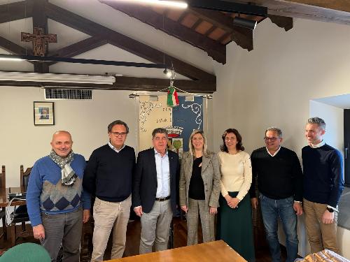 L'assessore Cristina Amirante, al centro, con alcuni dei componenti dell'Amministrazione comunale di Pavia di Udine.