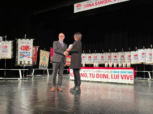 L'assessore regionale alla Salute, Riccardo Riccardi, nel teatro comunale di via Nazario Sauro a Cormons premia uno dei donatori benemeriti.