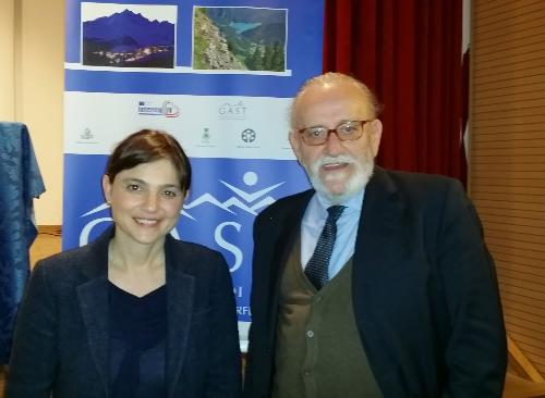 Debora Serracchiani (Presidente Regione Friuli Venezia Giulia) e Italo Clementi (Vicepresidente Federtrek) - Sutrio 13/03/2015