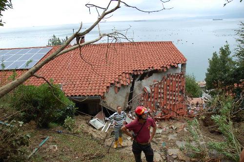 Casa colpita da una frana causata dal maltempo, sulla strada per Lazzaretto - Muggia (TS) 15/10/2014
