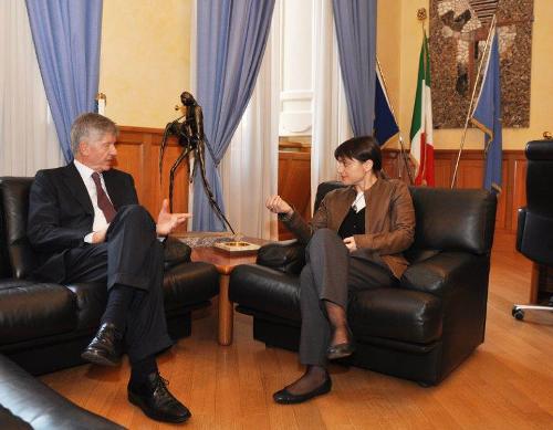 Gabriele Galateri (Presidente Assicurazioni Generali) e Debora Serracchiani (Presidente Regione Friuli Venezia Giulia) nella sede della Regione FVG in piazza Colonna - Roma 19/03/2015