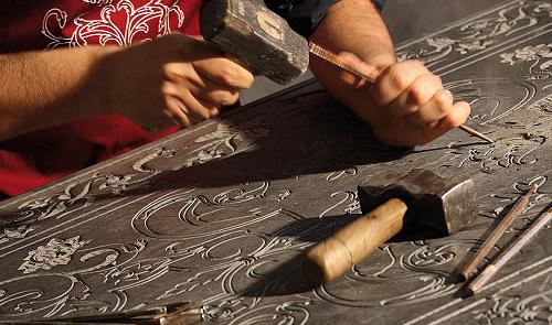 Artigiano al lavoro (Foto tratta da casaitalia.it)
