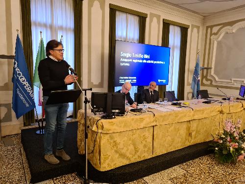 L'assessore regionale Sergio Emidio Bini nel suo intervento all'assemblea di Confccoperative di Pordenone.
