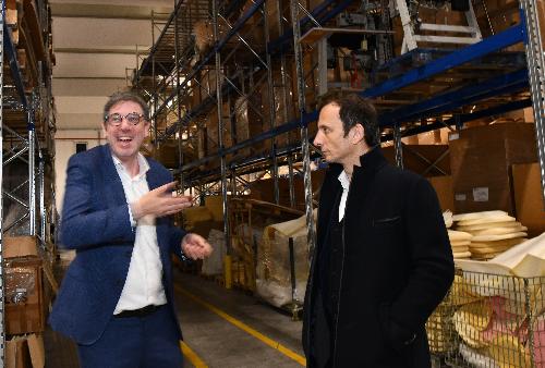 Il governatore del Friuli Venezia Giulia Massimiliano Fedriga durante la visita all'azienda Linea Fabbrica di Manzano