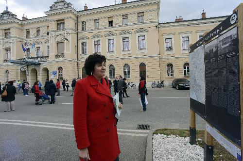 Loredana Panariti (Assessore regionale Lavoro, Formazione, Istruzione, Pari Opportunità, Politiche giovanili e Ricerca) alla cerimonia conclusiva del Progetto europeo "Via di Pace - Pot Miru" nella piazza Transalpina - Gorizia 21/03/2015