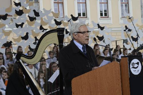 Franco Marini (Presidente Comitato storico scientifico Anniversari di interesse nazionale) alla cerimonia conclusiva del Progetto europeo "Via di Pace - Pot Miru" nella piazza Transalpina - Gorizia 21/03/2015