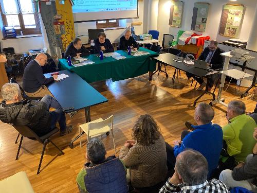 Un momento della conferenza stampa nella sala consiliare a Forni di Sopra