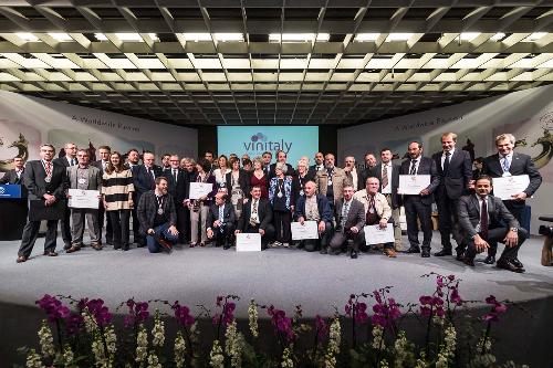 La Gran Medaglia di Cangrande ai benemeriti della vitivinicoltura, al 49° Vinitaly - Verona 22/03/2015