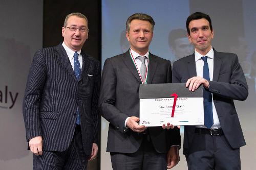 Sergio Bolzonello (Vicepresidente Regione FVG e assessore Attività produttive, Commercio, Cooperazione, Risorse agricole e forestali) e Maurizio Martina (Ministro Politiche agricole, alimentari e forestali) consegnano la Gran Medaglia di Cangrande, per i benemeriti della vitivinicoltura, a Gianfranco Gallo, al 49° Vinitaly - Verona 22/03/2015