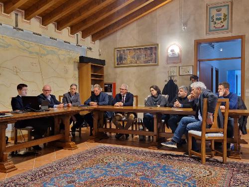 L'assessore Fabio Scoccimarro, al centro, durante l'incontro sulla manutenzione dei fiumi con i sindaci nel Comune di Valvasone Arzene.