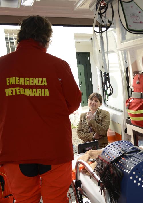 Debora Serracchiani (Presidente Regione Friuli Venezia Giulia) con personale del servizio di primo soccorso veterinario dell'Associazione "Mi Fido di te" - Pordenone 23/03/2015
