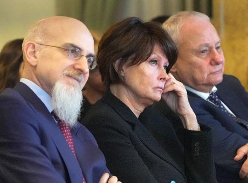 L'assessore regionale Alessia Rosolen tra l'ambasciatore Luca Gori e il segretario generale dell'Ince Roberto Antonione