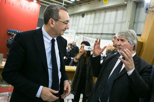 Giuliano Poletti (Ministro Lavoro e Politiche sociali) visita gli stand dei produttori del Friuli Venezia Giulia accompagnato da Sergio Bolzonello (Vicepresidente Regione FVG e assessore Risorse agricole), al quarantanovesimo Vinitaly - Verona 23/03/2015