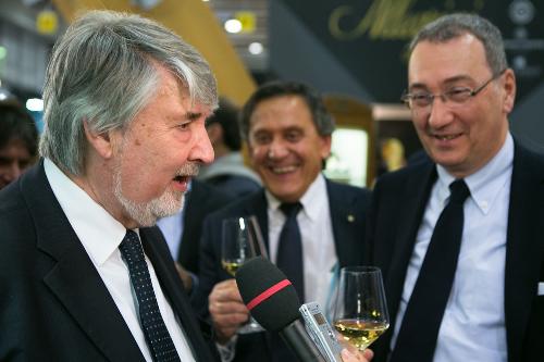 Giuliano Poletti (Ministro Lavoro e Politiche sociali) visita gli stand dei produttori del Friuli Venezia Giulia accompagnato da Sergio Bolzonello (Vicepresidente Regione FVG e assessore Risorse agricole), al quarantanovesimo Vinitaly - Verona 23/03/2015