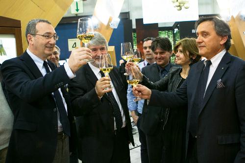 Giuliano Poletti (Ministro Lavoro e Politiche sociali) visita gli stand dei produttori del Friuli Venezia Giulia accompagnato da Sergio Bolzonello (Vicepresidente Regione FVG e assessore Risorse agricole), al quarantanovesimo Vinitaly - Verona 23/03/2015