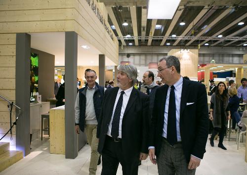 Giuliano Poletti (Ministro Lavoro e Politiche sociali) visita gli stand dei produttori del Friuli Venezia Giulia accompagnato da Sergio Bolzonello (Vicepresidente Regione FVG e assessore Risorse agricole), al quarantanovesimo Vinitaly - Verona 23/03/2015