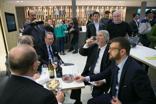 Giuliano Poletti (Ministro Lavoro e Politiche sociali) visita gli stand dei produttori del Friuli Venezia Giulia accompagnato da Sergio Bolzonello (Vicepresidente Regione FVG e assessore Risorse agricole), al quarantanovesimo Vinitaly - Verona 23/03/2015