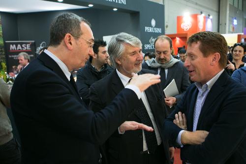 Giuliano Poletti (Ministro Lavoro e Politiche sociali) visita gli stand dei produttori del Friuli Venezia Giulia accompagnato da Sergio Bolzonello (Vicepresidente Regione FVG e assessore Risorse agricole), al quarantanovesimo Vinitaly - Verona 23/03/2015