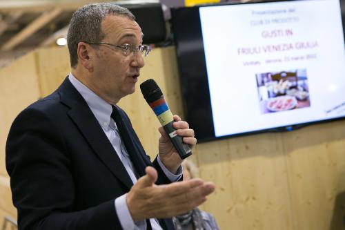 Sergio Bolzonello (Vicepresidente Regione FVG e assessore Risorse agricole) nello stand del Friuli Venezia Giulia al quarantanovesimo Vinitaly - Verona 23/03/2015